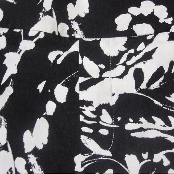 Marla Wynne Preloved  flatter fit pant with bold black and white print. 12P - Picture 3 of 5